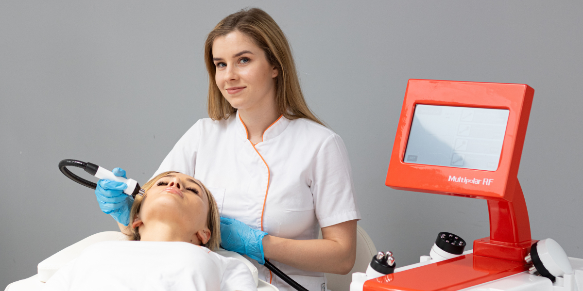 Zabiegi na twarz falami radiowymi – czy to sposób na młodszy wygląd?